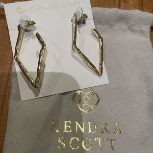NWOT Kendra Scott gold tone diamond shaped earrings